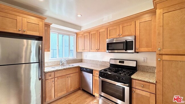 Building Photo - 1233 N Harper Ave