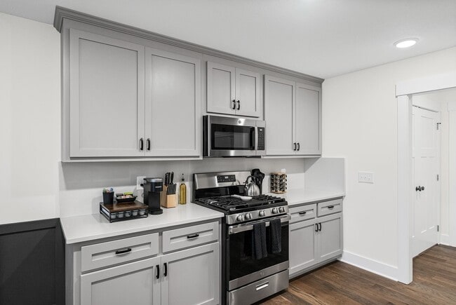 Building Photo - Spacious 3 Bedroom 2 Full Bath Home For Rent Near Dunbar Cave Road!