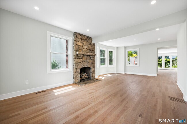 Building Photo - 115 E Elm St