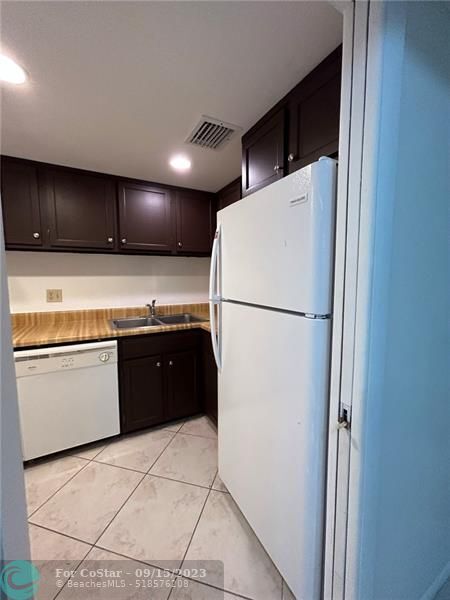 Building Photo - 3730 Inverrary Dr