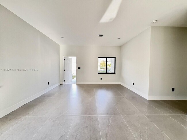 Building Photo - 1005 SW 25th Ave