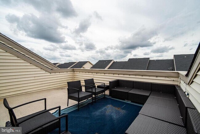 Building Photo - 22567 Naugatuck Square