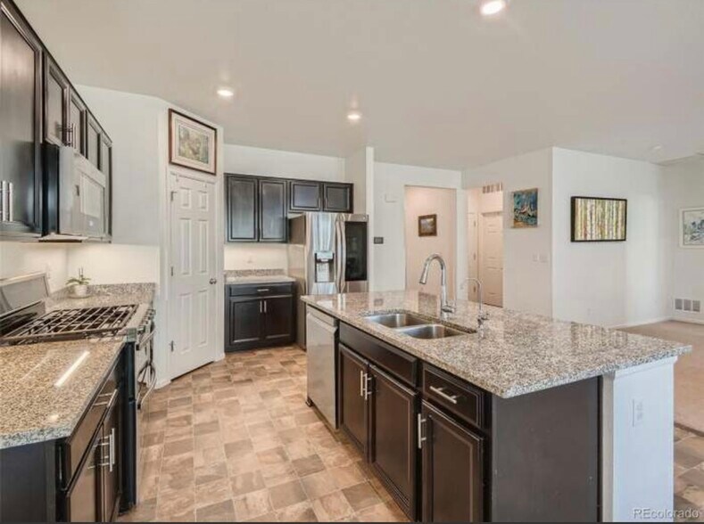 Island granite with breakfast eating nook - 9260 Rifle St