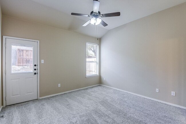 Building Photo - Available Now! Nice 3 Bedroom Townhouse lo...