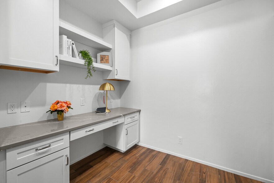 Building Photo - 1167 Roxbury Dr