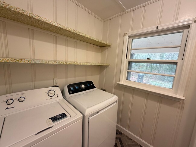 Building Photo - Brick 3/1.5 House in West Rome- $1,250