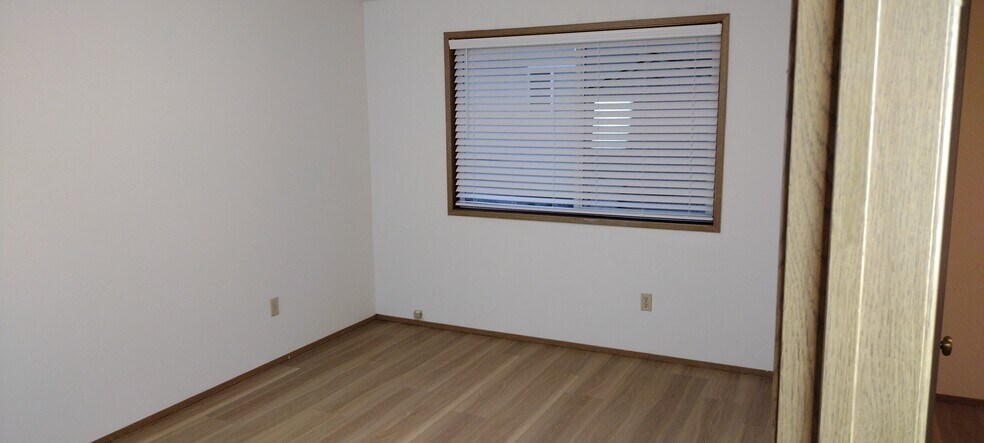 Building Photo - 423 Healy Ave S