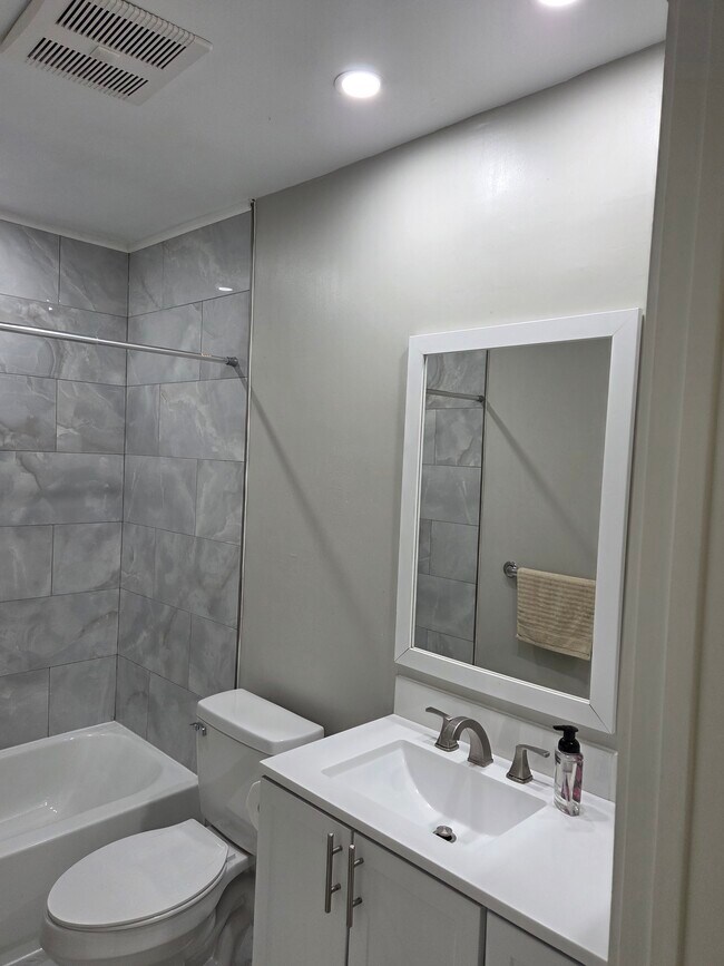 Building Photo - 649 Glasgow Ct