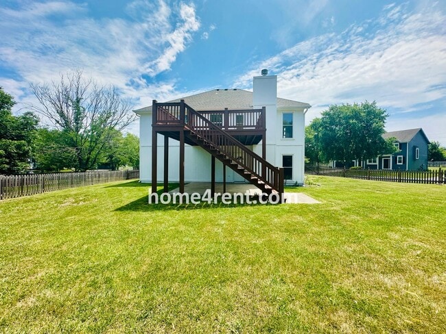Building Photo - Brand New Paint, Wood Floors, Walkout Fini...
