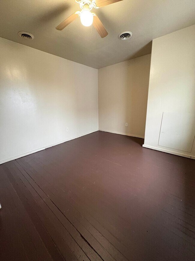 Building Photo - 695 Ewing St