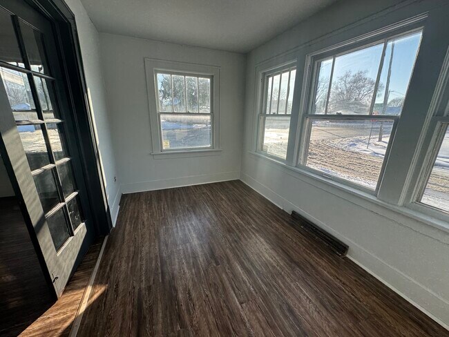 Building Photo - 1507 E Main St