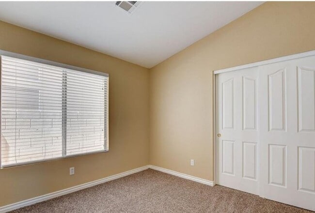 Building Photo - Single Story Gem!