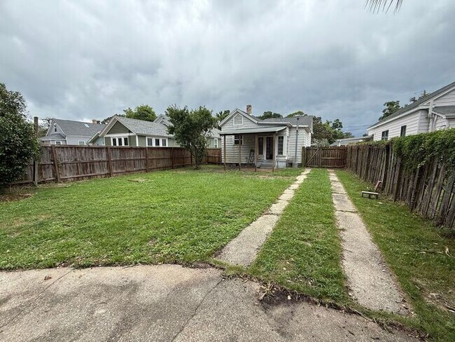 Building Photo - Pensacola - East Hill - 2 Bedroom, 1 Bathroom
