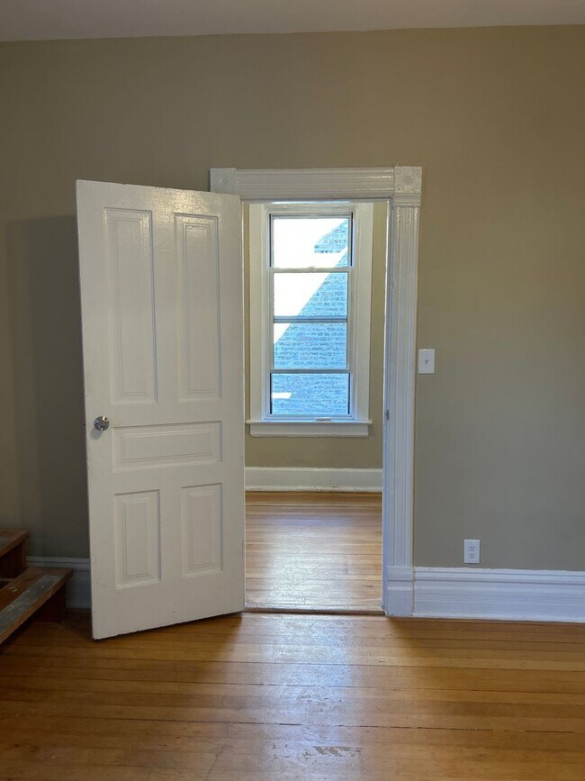 Building Photo - 862 N Hermitage Ave