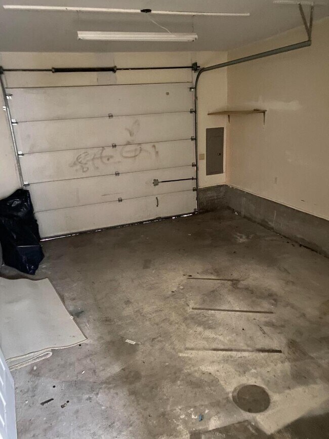 Building Photo - 2205 Oak Ave