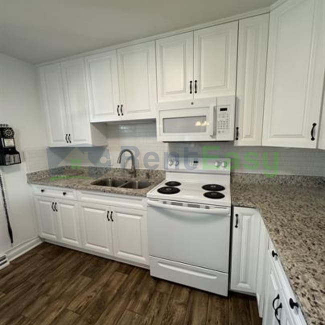 Building Photo - 300 Oakwood Ave