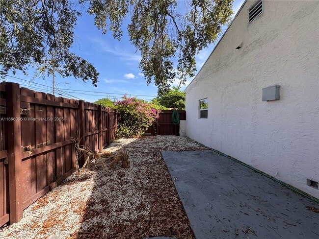 Building Photo - 2952 SW 27th Terrace