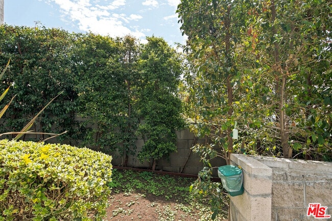 Building Photo - 840 N Fuller Ave