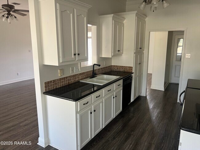 Building Photo - 136 Pinnacle Dr