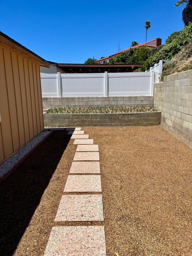 Building Photo - 4 Bedroom 2.5 Bathroom Home, Newly renovat...