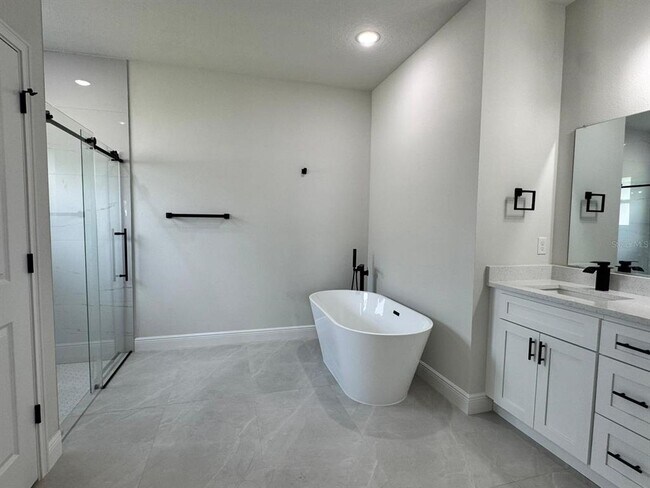 Building Photo - 656 Marion Oaks Manor
