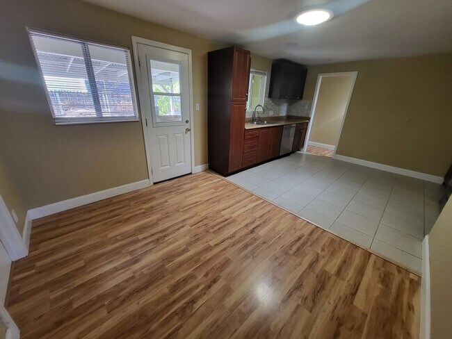 Building Photo - 1010 S Division St