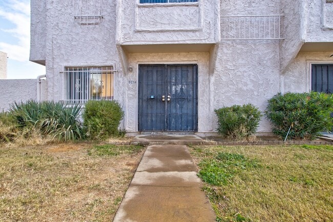 Building Photo - Wonderful Townhome centrally located.  Kit...