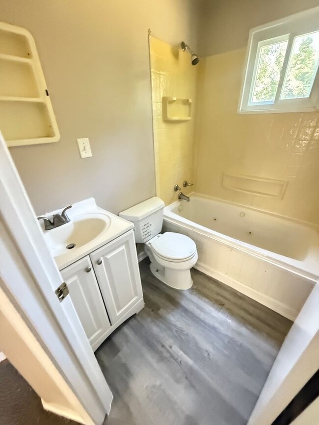 Building Photo - 3 BEDROOM HOME IN WARREN