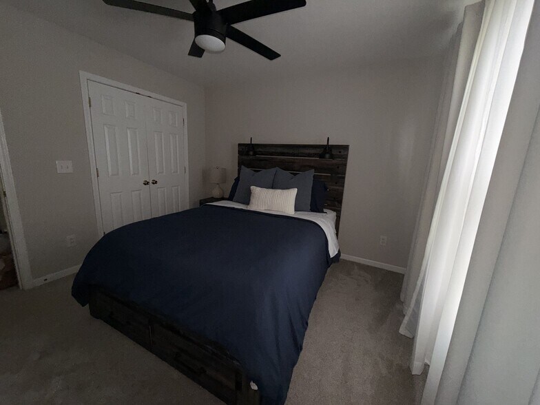 Building Photo - 2722 Meadow Knoll Dr