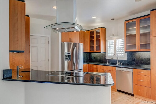 Building Photo - 552 Steele St