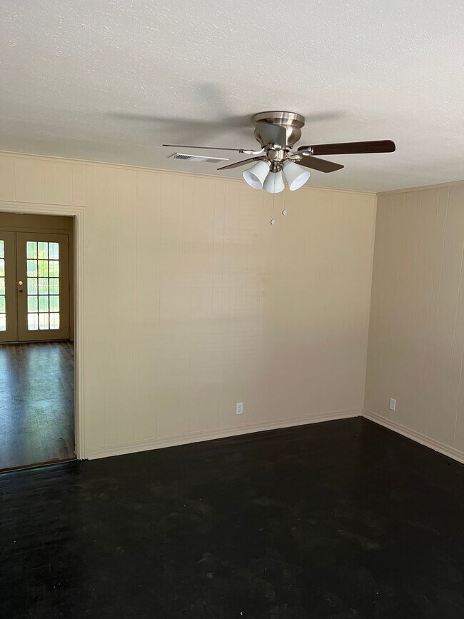 Building Photo - Large 3 bedroom, 2 bath with refrigerator!