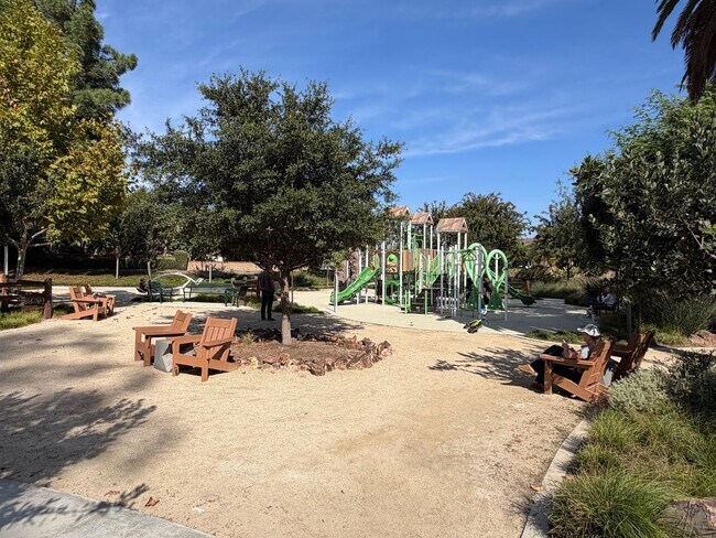 Building Photo - Amazing 4-bedroom home with a view, Availa...