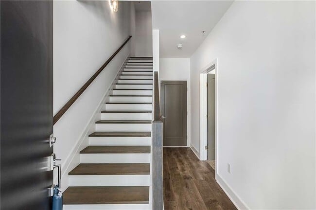 Building Photo - 1225 Chelsea Cir NW