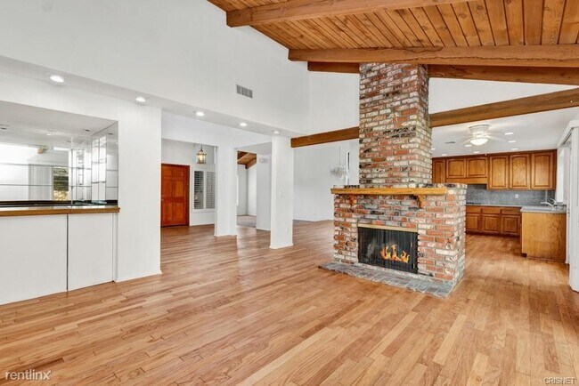 Building Photo - 4 br, 3.5 bath House - 9201 Paso Robles Ave