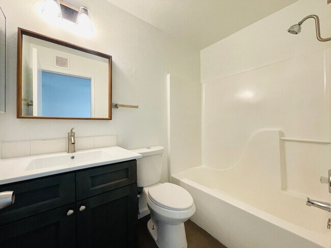 Building Photo - Beautifully Upgraded Apartment in Gated Co...