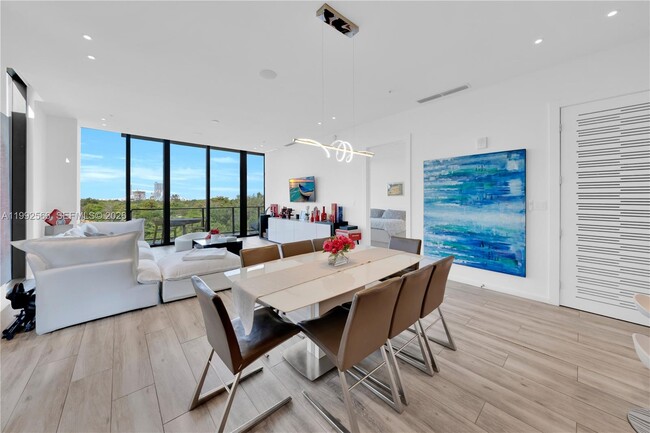 Building Photo - 3156 SW 27th Ave