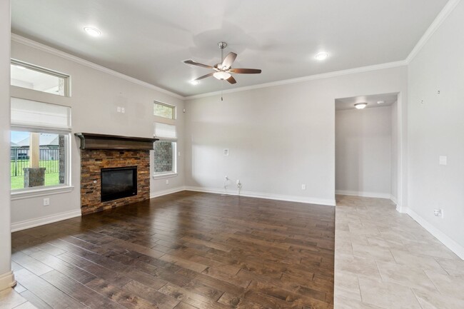 Building Photo - Upscale Comfort Meets Everyday Functionali...