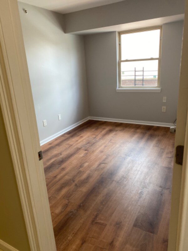 Building Photo - 105 Maple Ave