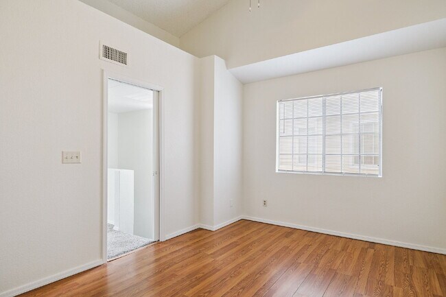 Building Photo - 2BR/1BA Townhome, Broadway & Alma School