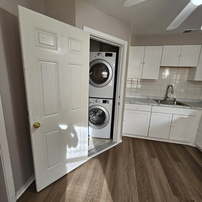 Building Photo - 3 Bedroom Bungalow w/ Updated Kitchen and Stainless-Steel Appliances. Spacious Living Room w/ Cei...