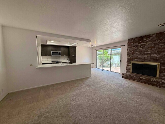 Building Photo - University Ave 3 Bedroom