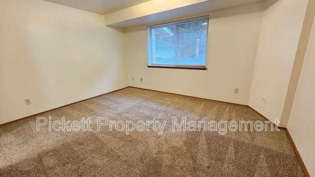 Building Photo - 1334 NE Jasmine Ln