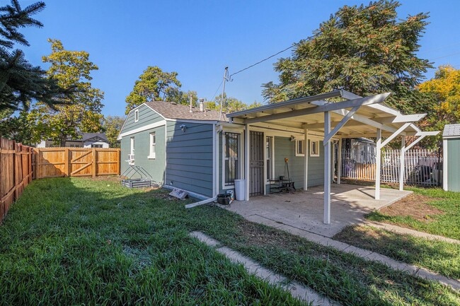 Building Photo - Spacious 2 bedroom with large den in the h...