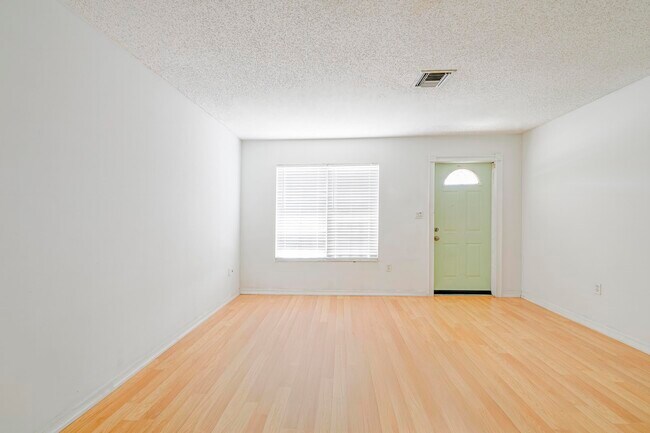 Building Photo - 280 NW Airoso Blvd