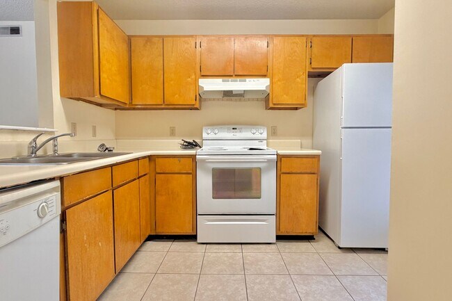 Building Photo - AVAILABLE NOW! (Pet Friendly)