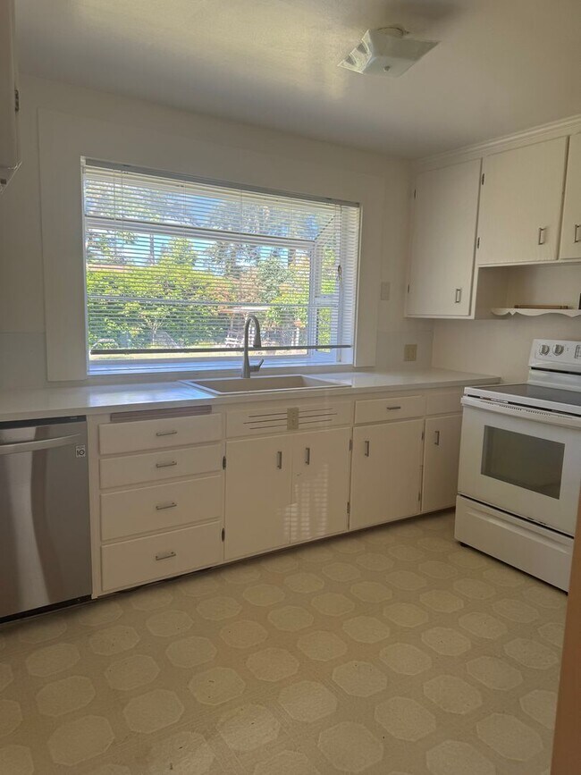 Building Photo - Beautiful 2 bedroom 1 bath Cozy Home for Rent- Minutes from Steilacoom Lake!