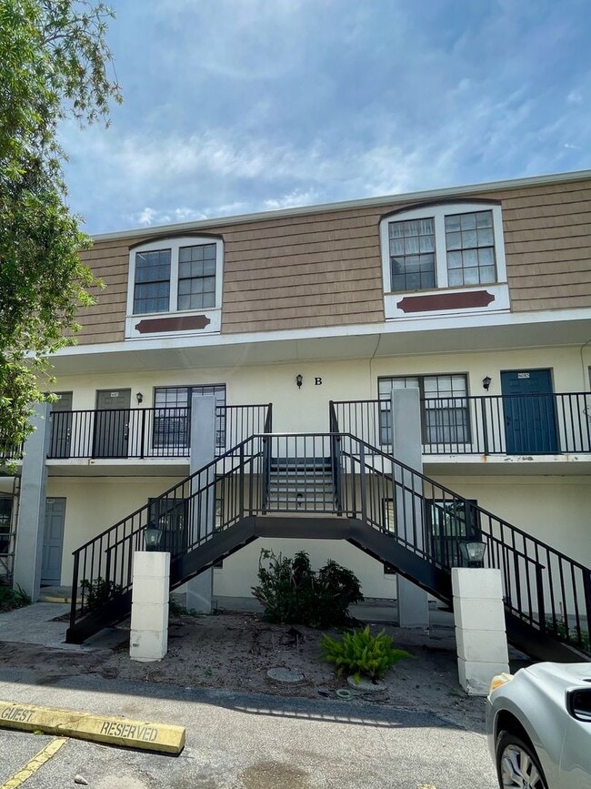 Building Photo - Charming 3-Bedroom, 2.5-Bath Townhome in Village Square Condominiums