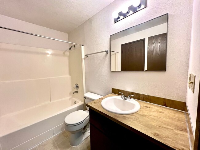 Building Photo - Upper-Floor Unit in Fourplex near Tacoma Mall