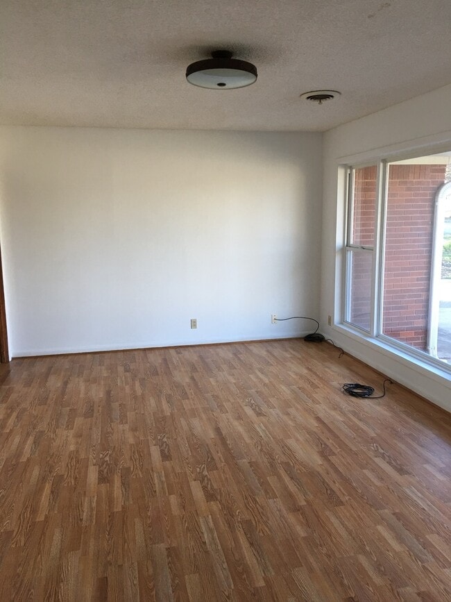 Building Photo - 409 W Dogwood St