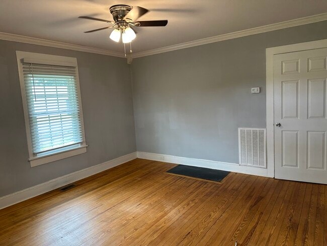 Building Photo - cozy and convenient